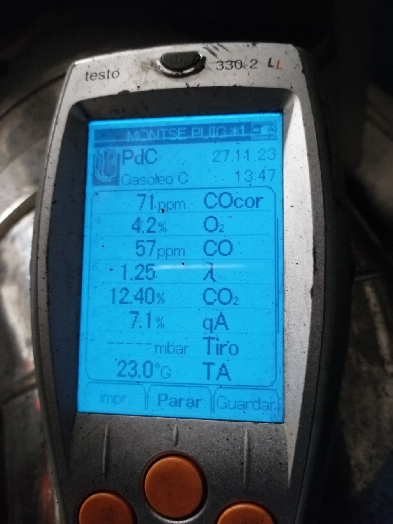 Servicing with a combustion analyser