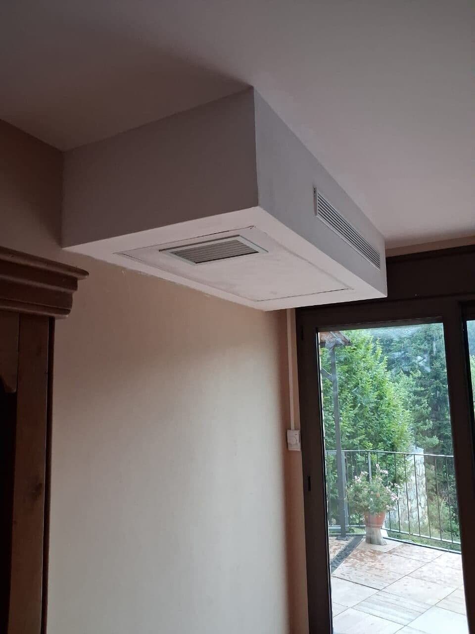 Cassette air conditioner installed in the ceiling